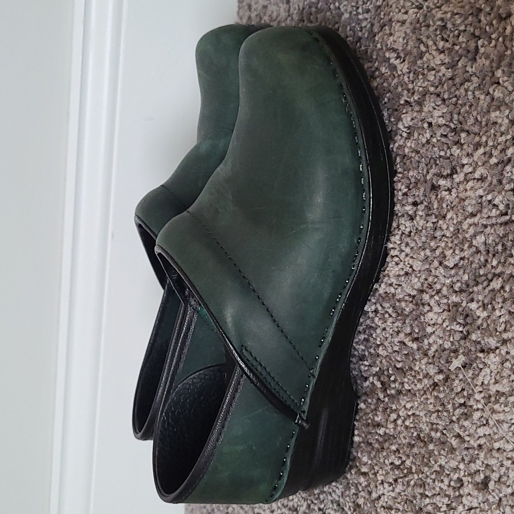 WMN's Sz 7.5 DANSKO Green distressed Leather Clogs Comforts shoes. Moving sale!